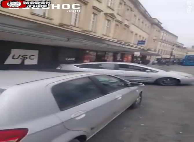 Video :Before colliding with a bus, a driver slams through everything in his path